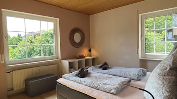 3 bedrooms, iron/ironing board, WiFi, bed sheets