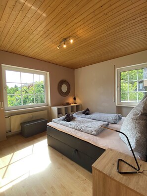 3 chambres, fer et planche à repasser, Wi-Fi, draps fournis