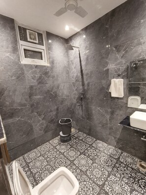Phòng đôi Deluxe | Phòng tắm | Dép đi trong nhà, khăn tắm, xà phòng, dầu gội
