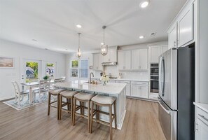 Fridge, microwave, oven, stovetop - Large Family Home in Charlotte 10 Minutes from Lake Wylie & Downtown Charlotte (Charlotte)