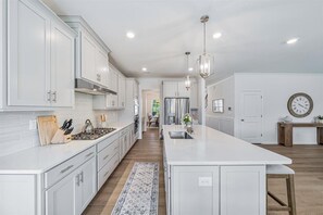 冷蔵庫、電子レンジ、オーブン、コンロ