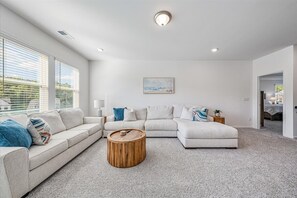 TV connectée, cheminée, écrans d'ordinateur, imprimantes