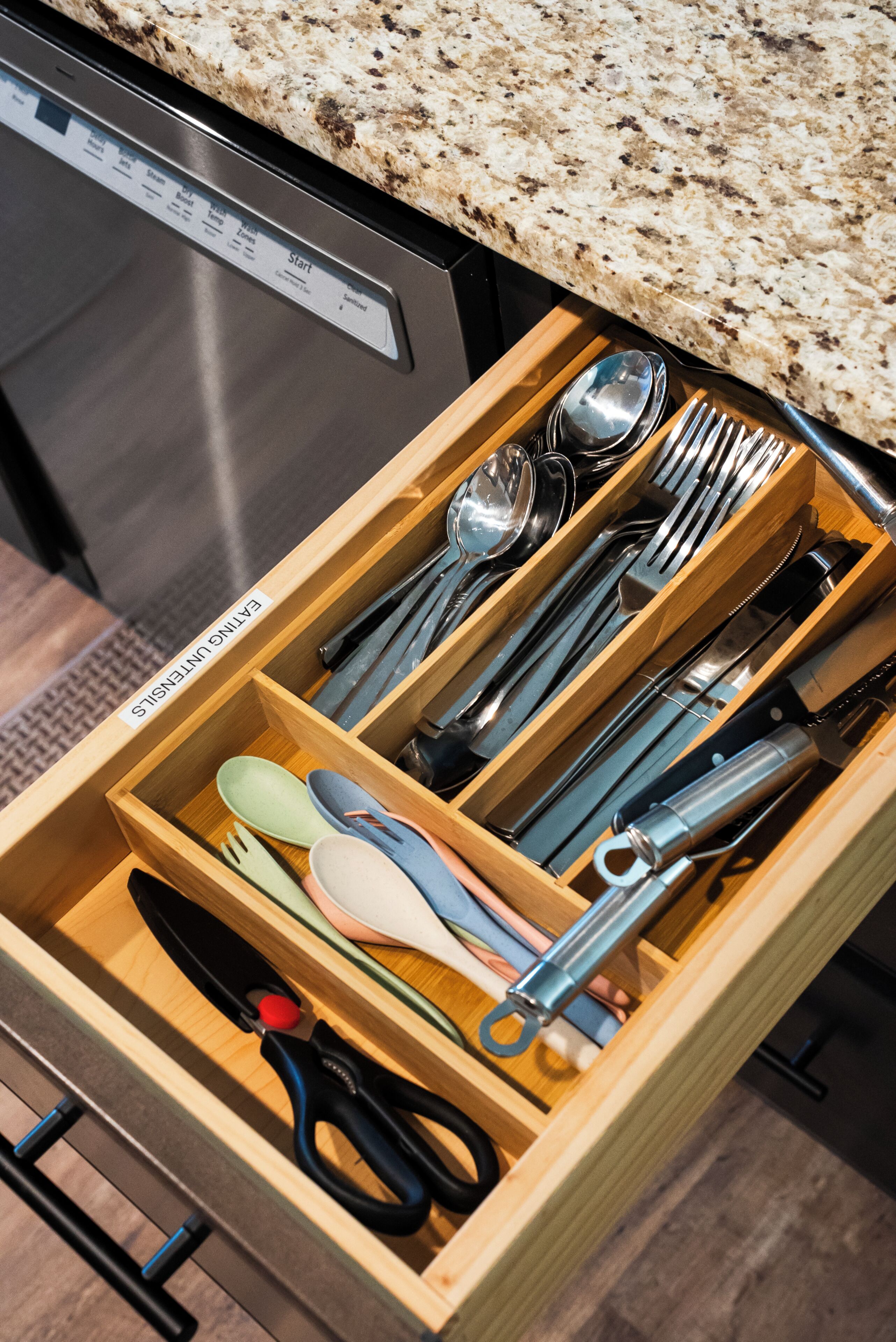 Uma gaveta com utensílios e uma colher identificada como "TALHERES PARA REFEIÇÕES".