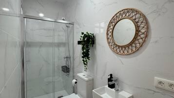 Superior kamer, 1 tweepersoonsbed, niet-roken | Badkamer | Een aparte badkuip en douche, zeep, shampoo, toiletpapier