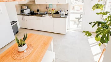 Refrigerador, microondas, horno, placa de cocina