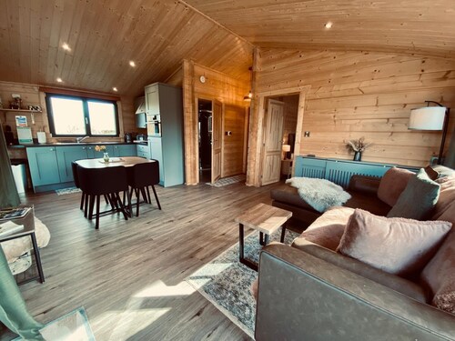 Favourite Lodge with Hot Tub at Kingfisher Lakes | Panoramic Views | Sunny Deck!