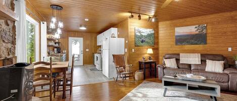 TV connectée, cheminée, livres