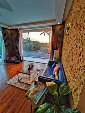 Living area - Nandi Hills view - glass house (Hurlagurki)