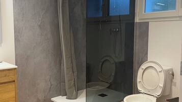 Een douche, een haardroger, pantoffels, handdoeken