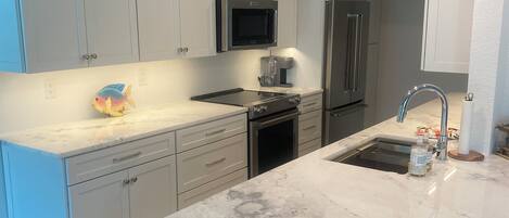 ثلاجة، ميكروويف، فرن، موقد طهي مسطح