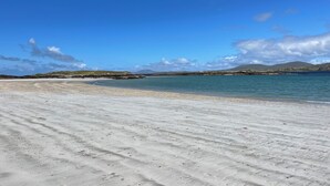Beach towels - Connemara Mountain Lakes Retreat. Hot Tub + Sauna. Sleeps 8. Pet friendly.  (Connemara)