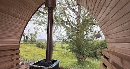 Connemara Mountain Lakes Retreat. Hot Tub + Sauna. Sleeps 8. Pet friendly.