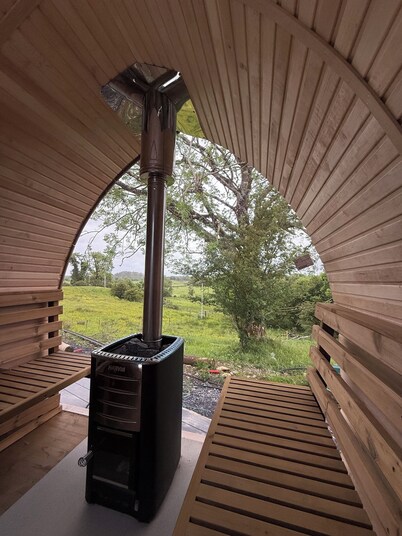 Connemara Mountain Lakes Retreat. Hot Tub + Sauna. Sleeps 8. Pet friendly. 