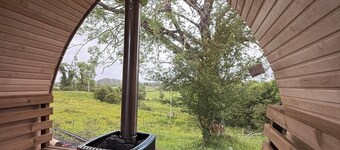 Galway/Mayo Mountain Lakeside Retreat. Stargazers Delight. Hot Tub + Sauna.