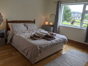 5 bedrooms, desk, iron/ironing board, free WiFi