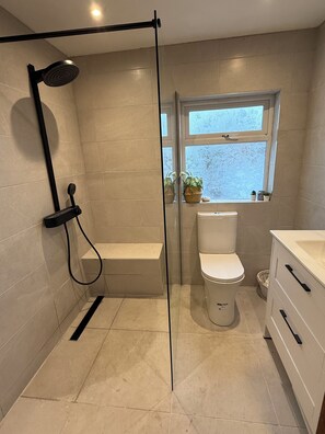 Bañera, artículos de tocador ecológicos, secador de pelo, toallas