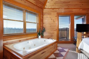 3 bedrooms, free WiFi, bed sheets - Galaxy Splash: Hot Tub, Pool, Theater, & MTN Views (Sevierville)