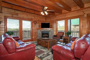 Smart TV, fireplace, table football - Galaxy Splash: Hot Tub, Pool, Theater, & MTN Views (Sevierville)