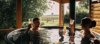 Dreamy Lakeside Lodge | Couples Getaway | Wood-Fired Hot Tub under the Balcony!