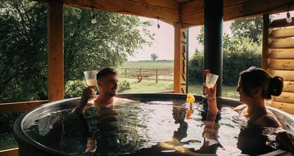 Dreamy Lakeside Lodge | Couples Getaway | Wood-Fired Hot Tub under the Balcony!