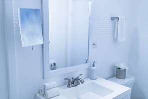 Standard Apartment | Bathroom | Separate tub and shower, towels