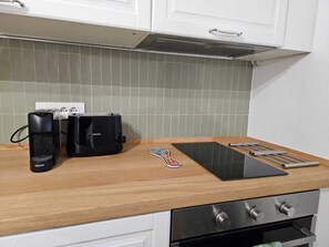 Kühlschrank, Herdplatte, Wasserkocher mit Kaffee-/Teezubehör, Toaster