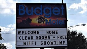 A sign for Budget Motel advertising clean rooms, free Wi-Fi, and Showtime. - Budget Motel (Orlando)