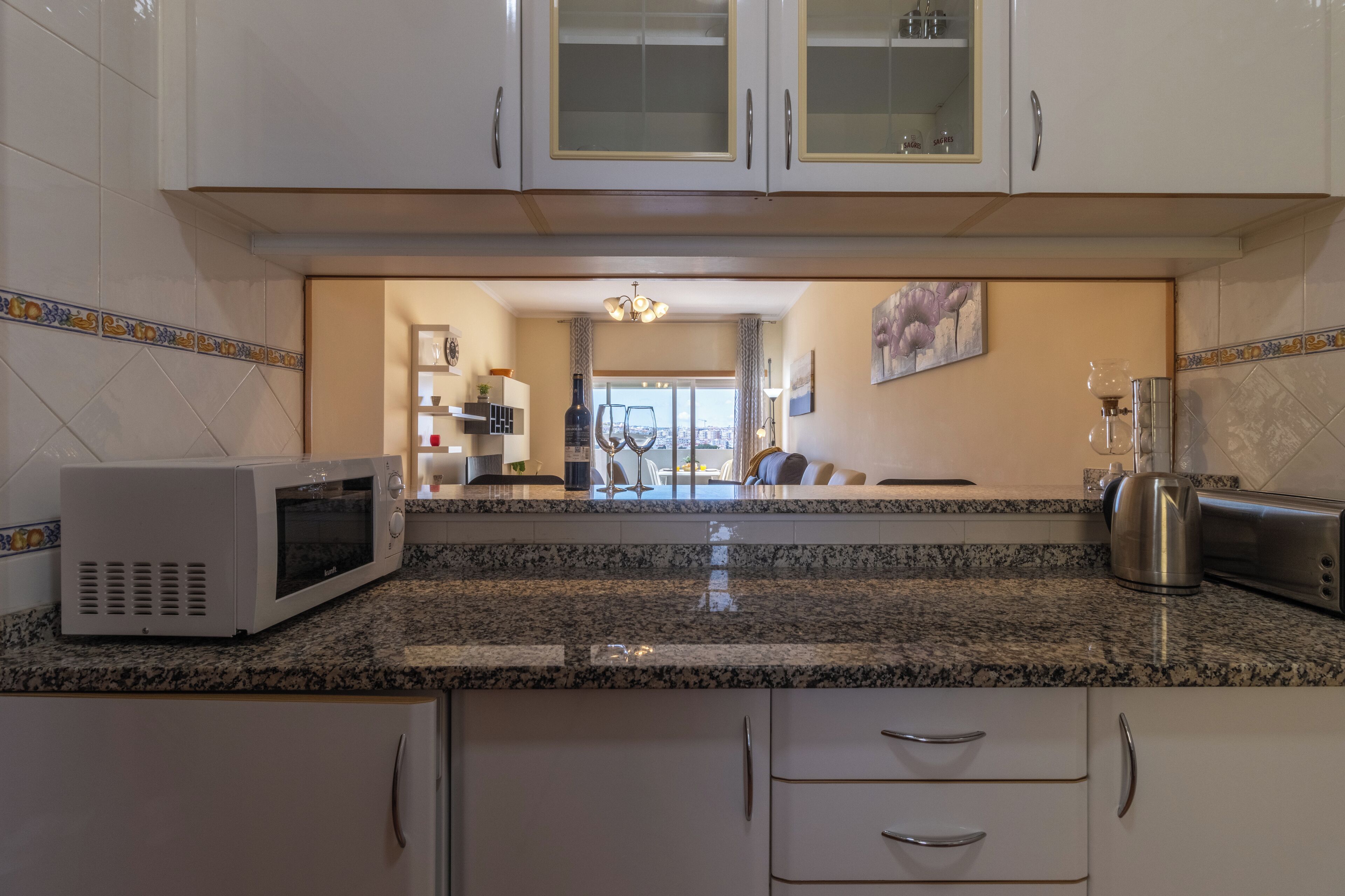 Apartamento, sacada, vista para a praia | Cozinha privada | Frigobar, micro-ondas, fogão, cooktop