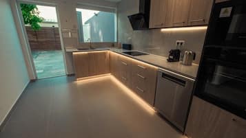 冰箱、微波炉、烤箱、炉灶