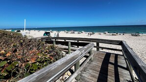 På stranden