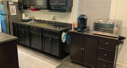 Studio:AC,WiFi, shower, tankless water heater, kitchen, adjustable beds, parking