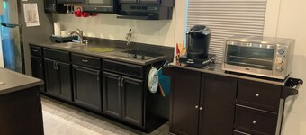 Studio:AC,WiFi, shower, tankless water heater, kitchen, adjustable beds, parking
