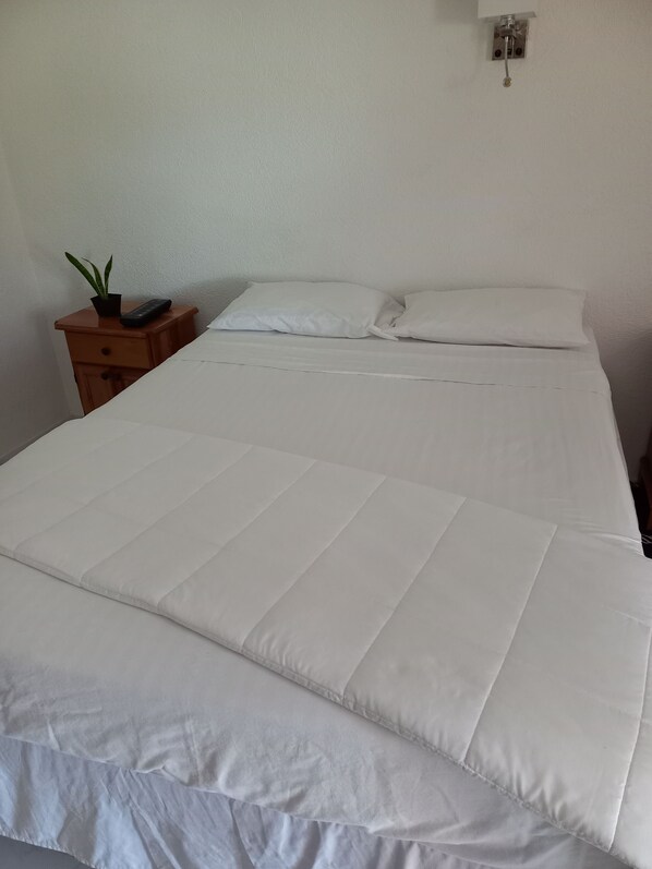 1 habitación, tabla de planchar con plancha, wifi y ropa de cama 