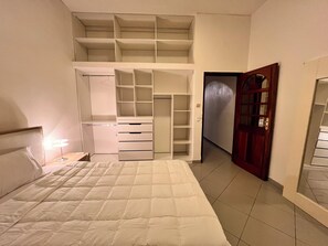 1 slaapkamer, een strijkplank/strijkijzer, wifi, beddengoed