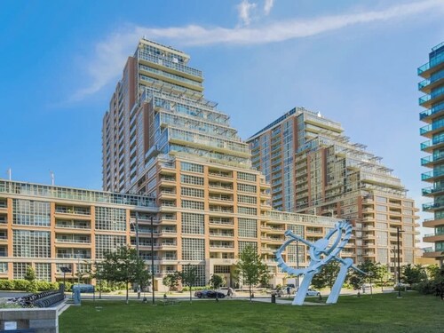 Stunning Chic Condo with Pool + Gym + Free Parking