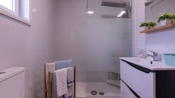 Douche, articles de toilette écologiques, sÚche-cheveux