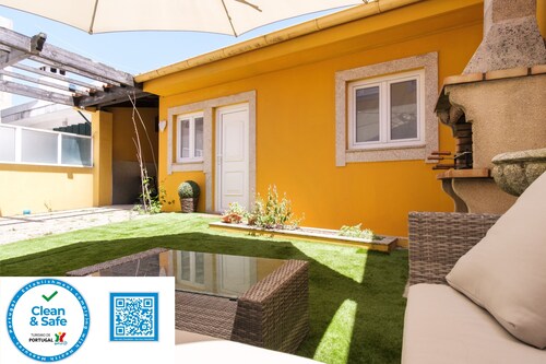 Perafita Yellow House - EcoHost