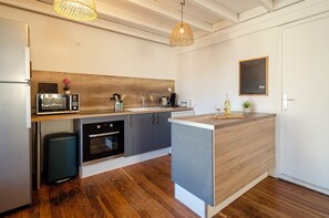 Geladeira, micro-ondas, fogão, cooktop