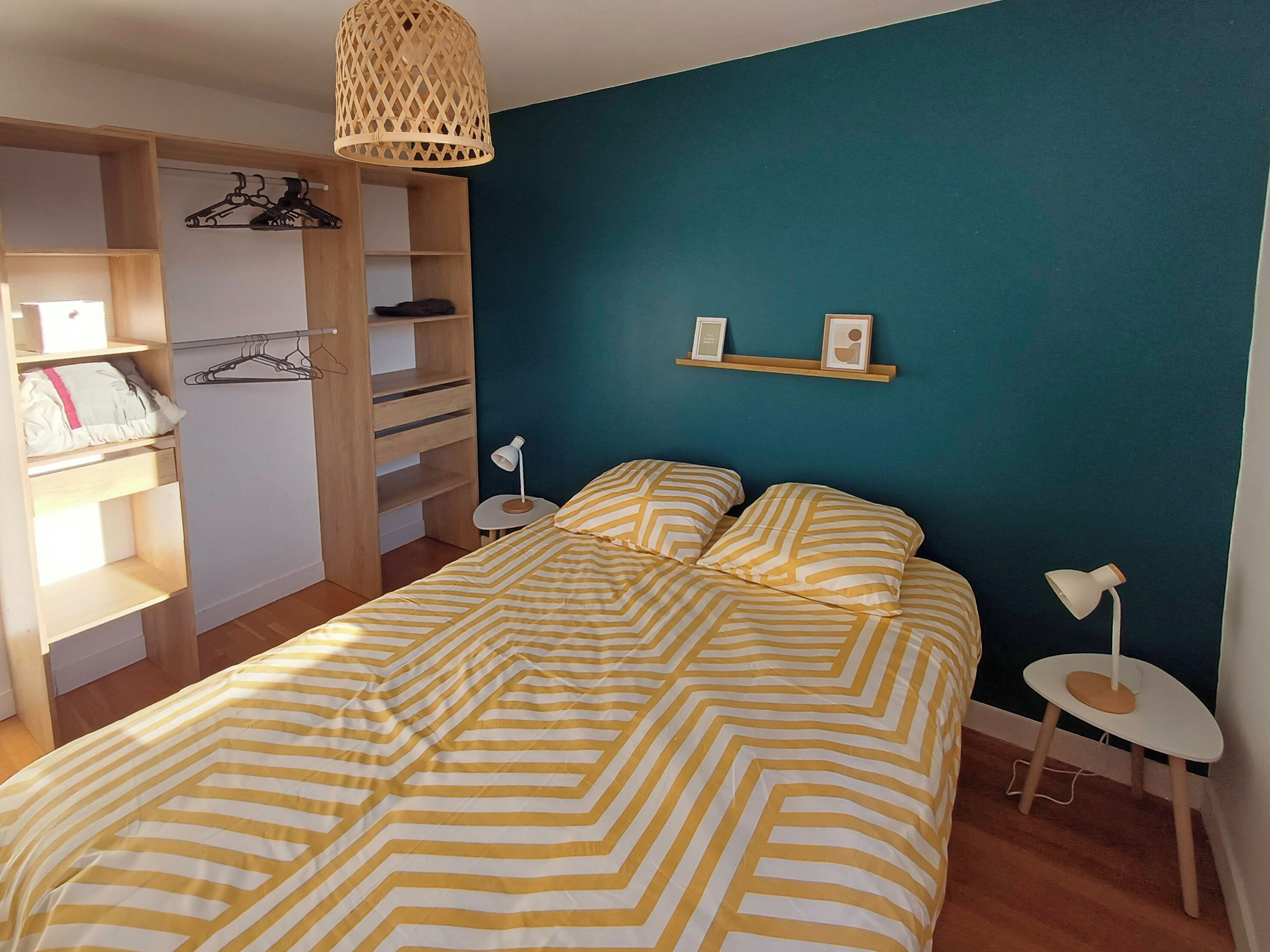 2 bedrooms, desk, WiFi, bed sheets