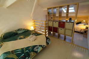 2 bedrooms, desk, WiFi, bed sheets