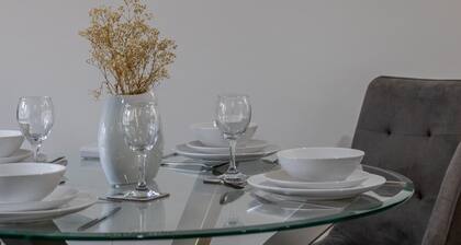 Modern 2 Bed Cottage in Larkhall