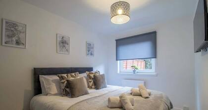 The Larky - Modern 2 Bed Cottage in Larkhall