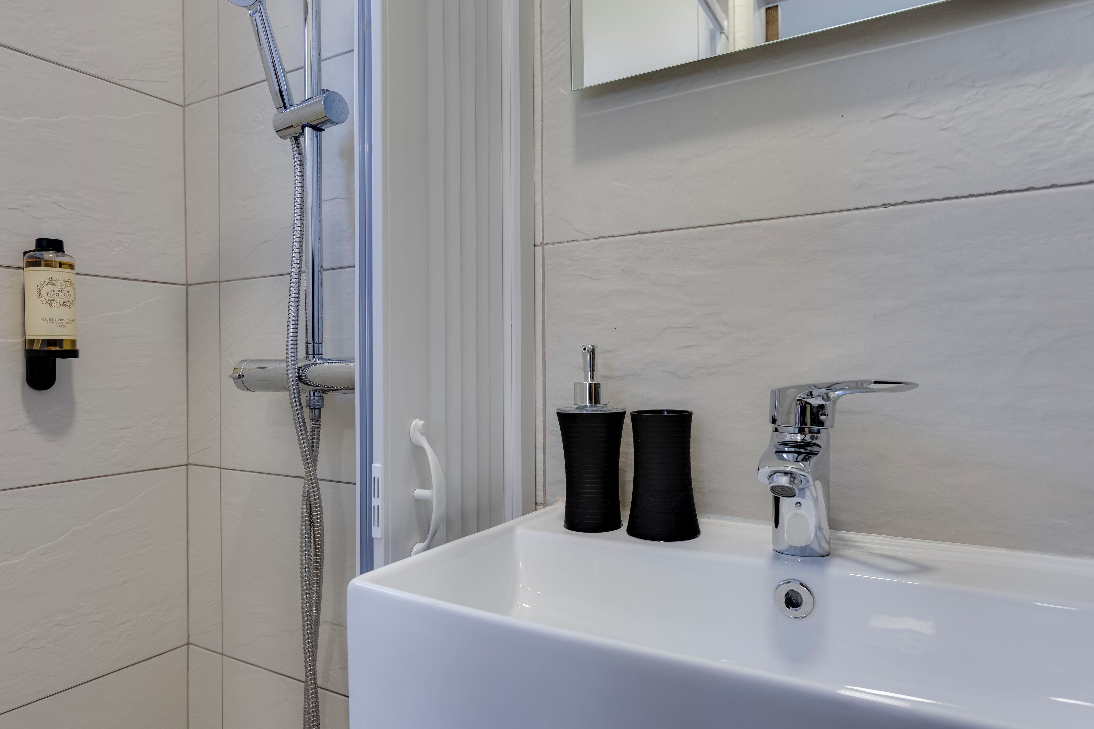 Dusche, Haartrockner, Handtücher, Seife