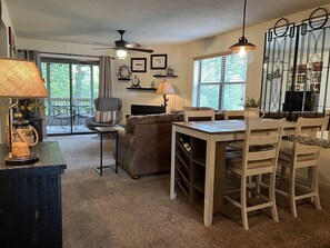 TV connectée, cheminée, livres