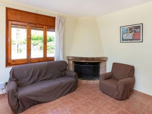 Rumah, 4 kamar tidur, teras | Area keluarga