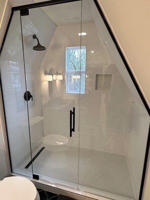 Toallas, jabón, shampoo, papel higiénico