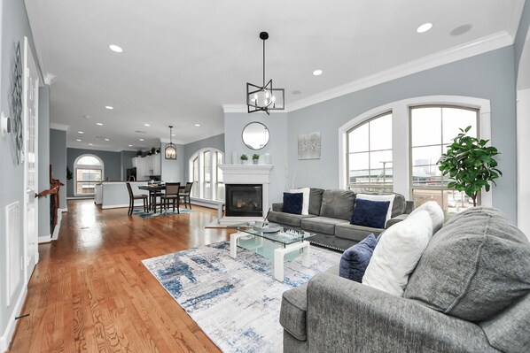 Living area - Houston/The Manor/77056/Corporate Stays 30+ Days (Houston)