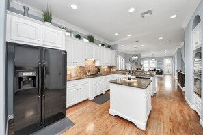 Private kitchen - Houston/The Manor/77056/Corporate Stays 30+ Days (Houston)