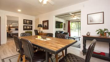 Apartemen, Beberapa Tempat Tidur, perapian, pemandangan kebun (Coles Bay Beaches Golf Trails) | Tempat makan