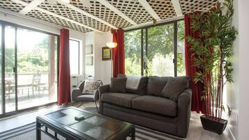 Apartemen, Beberapa Tempat Tidur, perapian, pemandangan kebun (Coles Bay Beaches Golf Trails) | Area keluarga | TV dan perapian